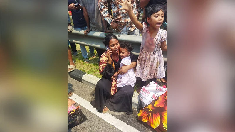 এক্সপ্রেসওয়েতে অ্যাম্বুলেন্সকে বাসের ধাক্কা, একই পরিবারের চারজন নিহত