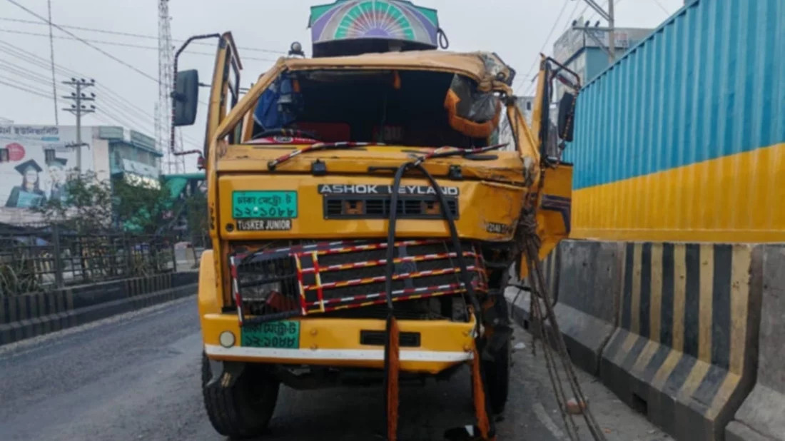 সাভারে দাঁড়িয়ে থাকা বাসে ট্রাকের ধাক্কা, নিহত ২
