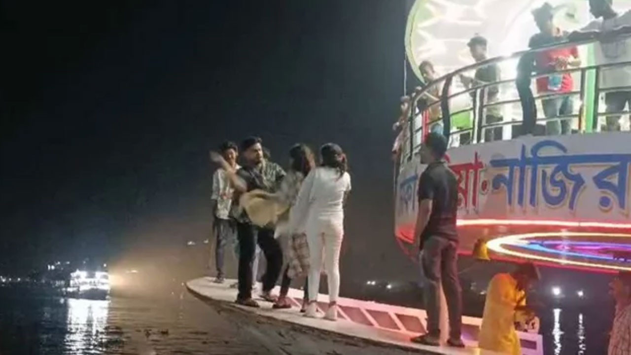 লঞ্চে দুই তরুণীকে মারধরের ঘটনায় মামলা