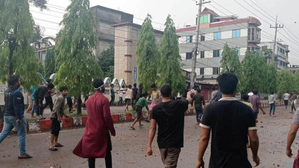 ইজিবাইকে যাত্রী উঠানো নিয়ে দুই এলাকাবাসীর সংঘর্ষে আহত ৩০