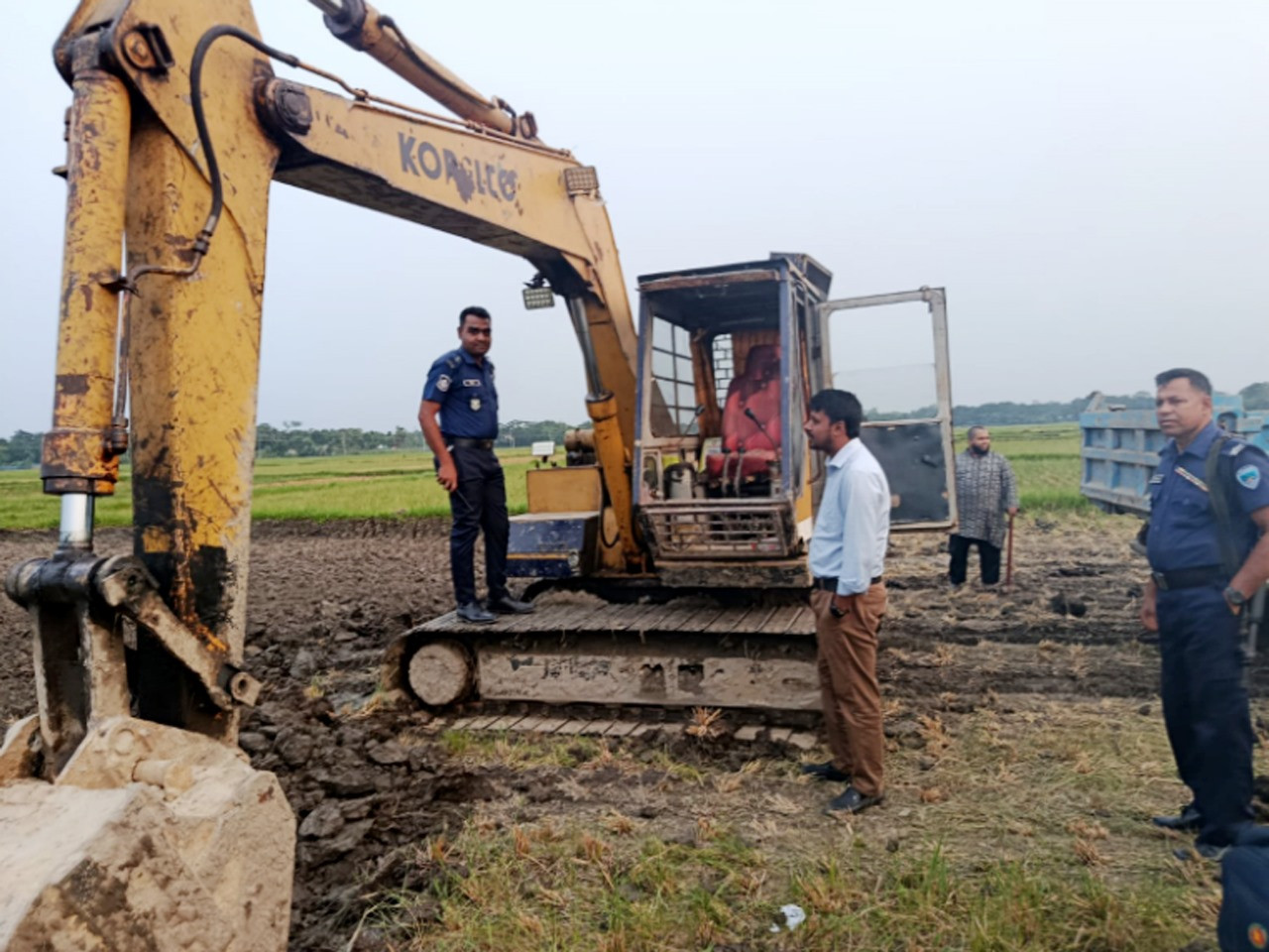 শাহরাস্তিতে কৃষি জমির মাটি বিক্রির দায়ে ব্যবসায়ীর অর্থদন্ড