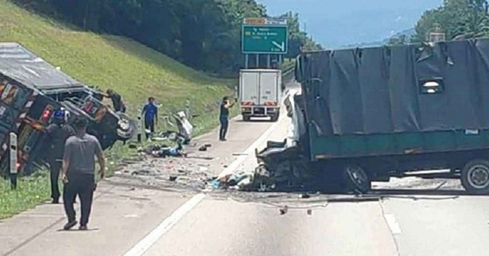 মালয়েশিয়ায় সড়ক দুর্ঘটনায় ৮ পুলিশ সদস্য নিহত