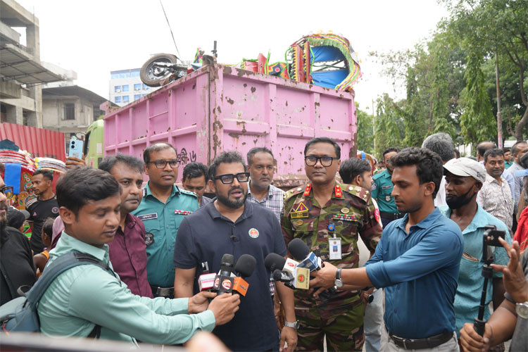 ঢাকার মূল সড়কে কোনো রিকশা চলতে পারবে না: ডিএনসিসি প্রশাসক