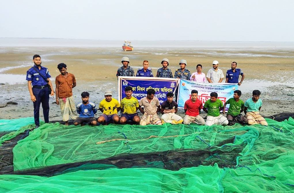 আঠারো কোটি টাকার অবৈধ জাল ও মাছসহ ১২টি নৌকা আটক