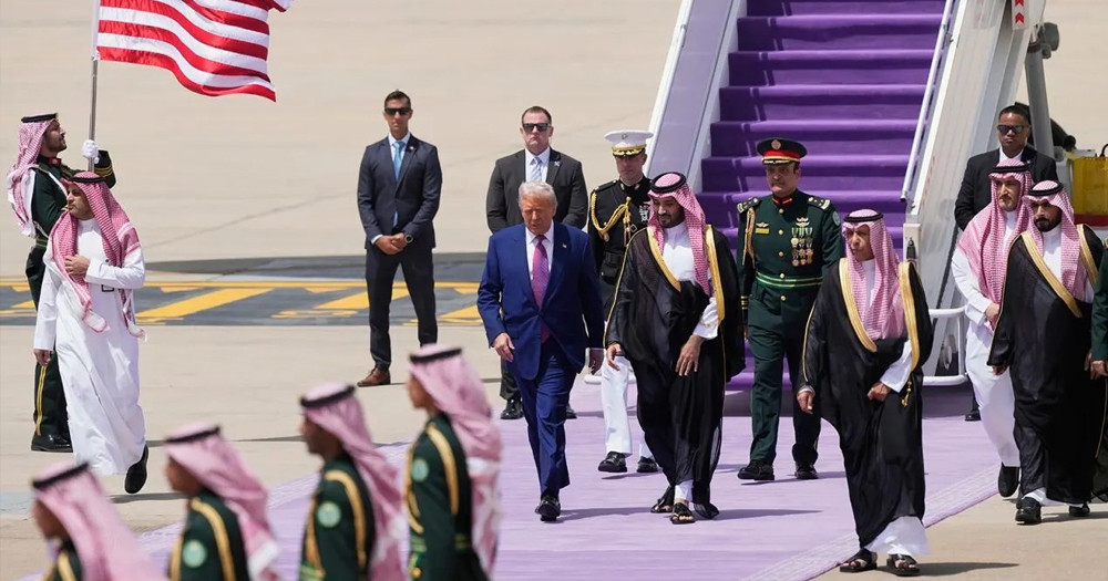 সৌদি আরবে ‘ঐতিহাসিক’ সফরে ট্রাম্প, বৃহৎ বিনিয়োগ ও ১০০ বিলিয়ন ডলারের অস্ত্র চুক্তির আলোচনা