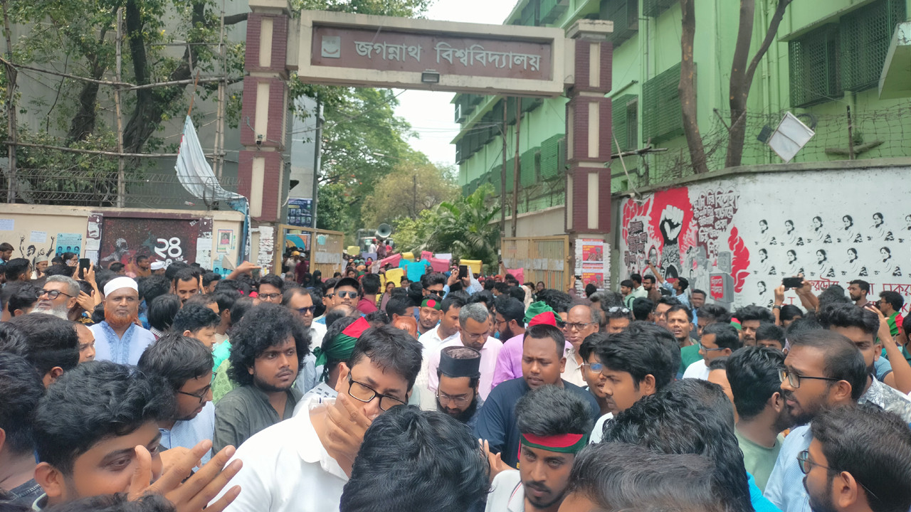 যমুনা অভিমুখে ‘লং মার্চ’ শুরু করেছেন জবি শিক্ষার্থীরা
