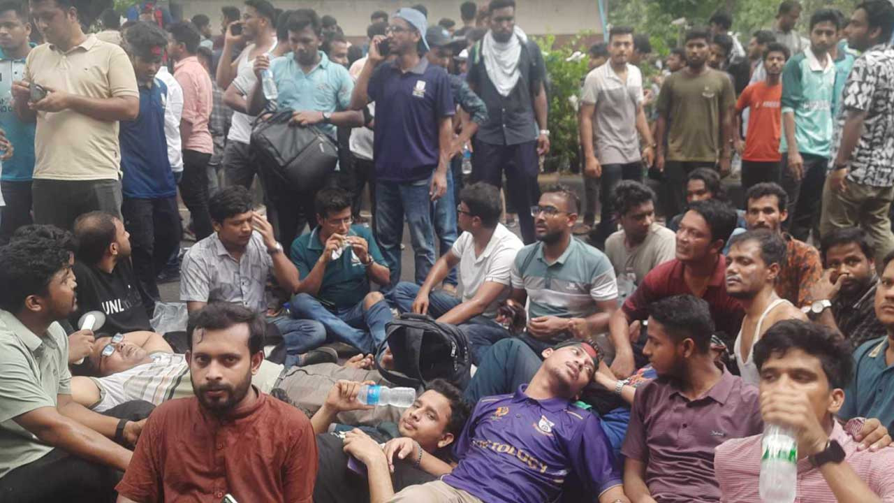 মার্চ টু যমুনা  কাকরাইল  মোড়ে আবারো জড়ো হচ্ছেন জবি শিক্ষার্থীরা
