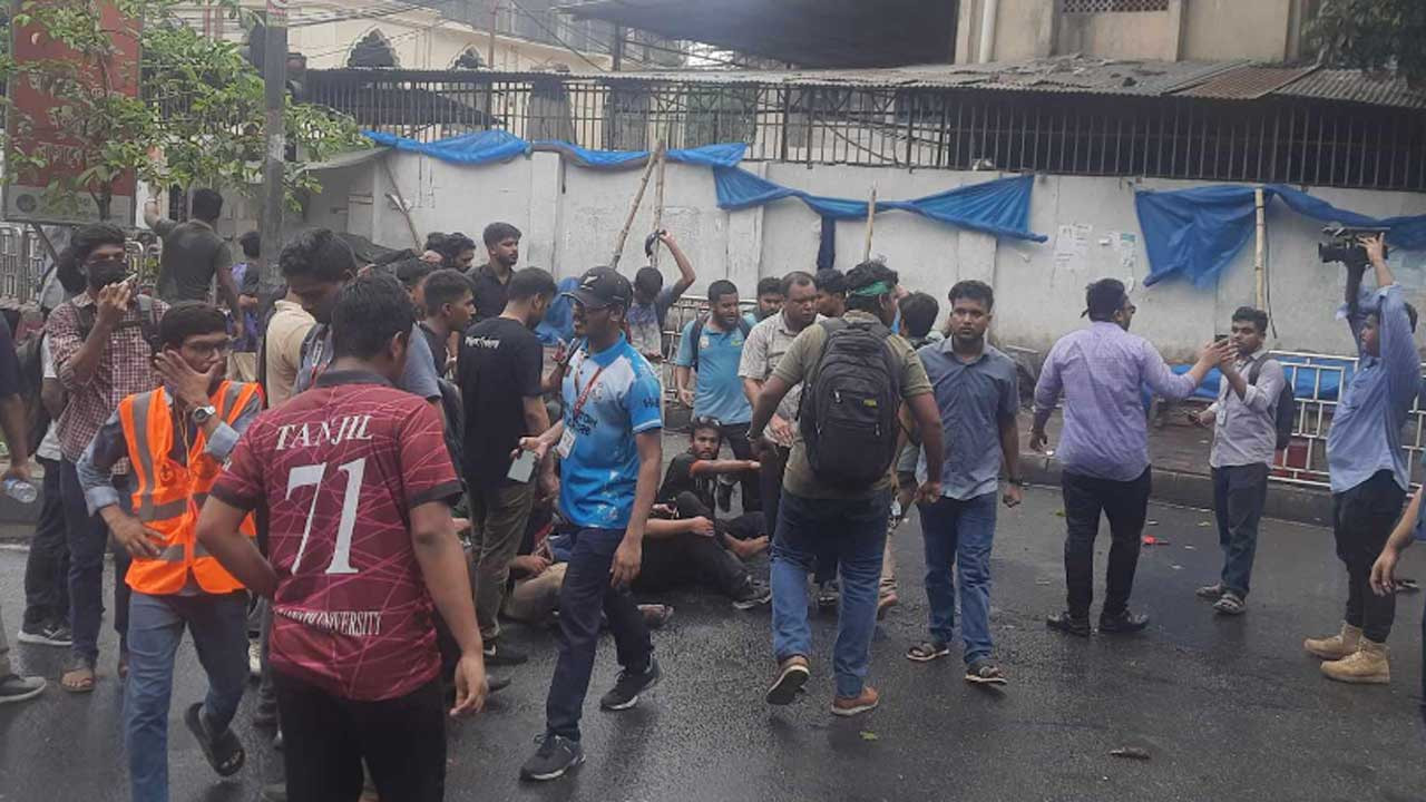 মার্চ টু যমুনা  টিয়ারশেল-সাউন্ড গ্রেনেডে জবি শিক্ষার্থীদের ছত্রভঙ্গের চেষ্টা