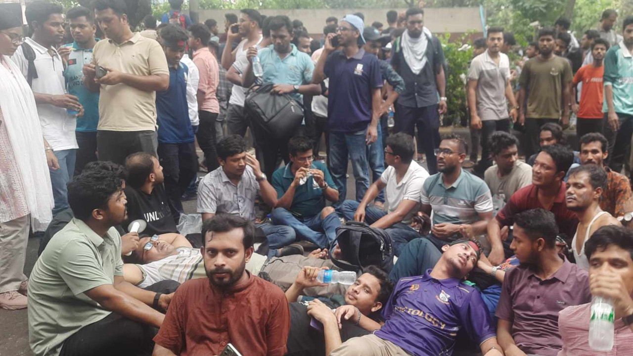 পুলিশের লাঠিচার্জ-টিয়ারগ্যাসে আহত জবির ২৫ শিক্ষার্থী ঢাকা মেডিকেলে