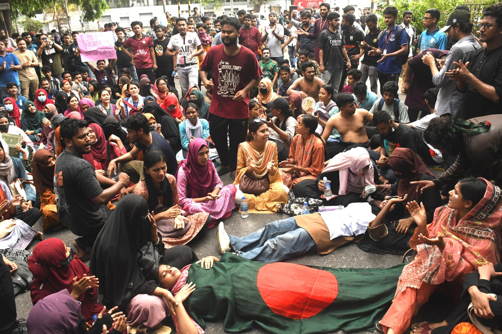 দাবি আদায় না হওয়া পর্যন্ত কর্মসূচি চালিয়ে যাওয়ার ঘোষণা জবি শিক্ষক-শিক্ষার্থীদের