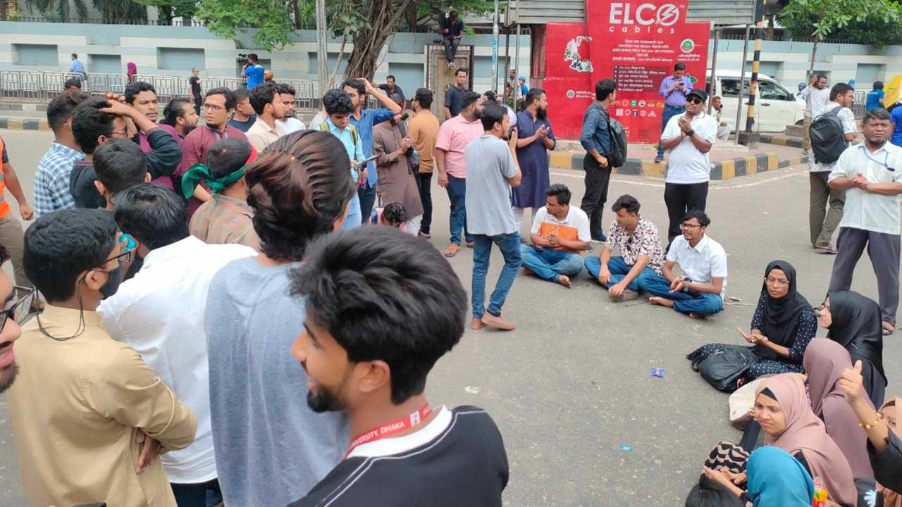 কাকরাইল ও গুলিস্তানে সড়ক অবরোধ, ভোগান্তিতে যাত্রীরা