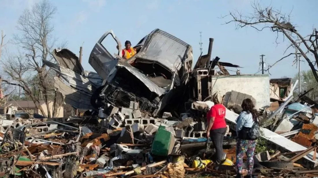 যুক্তরাষ্ট্রে ভয়াবহ টর্নেডোর তাণ্ডবে অন্তত ২১ জনের মৃত্যু