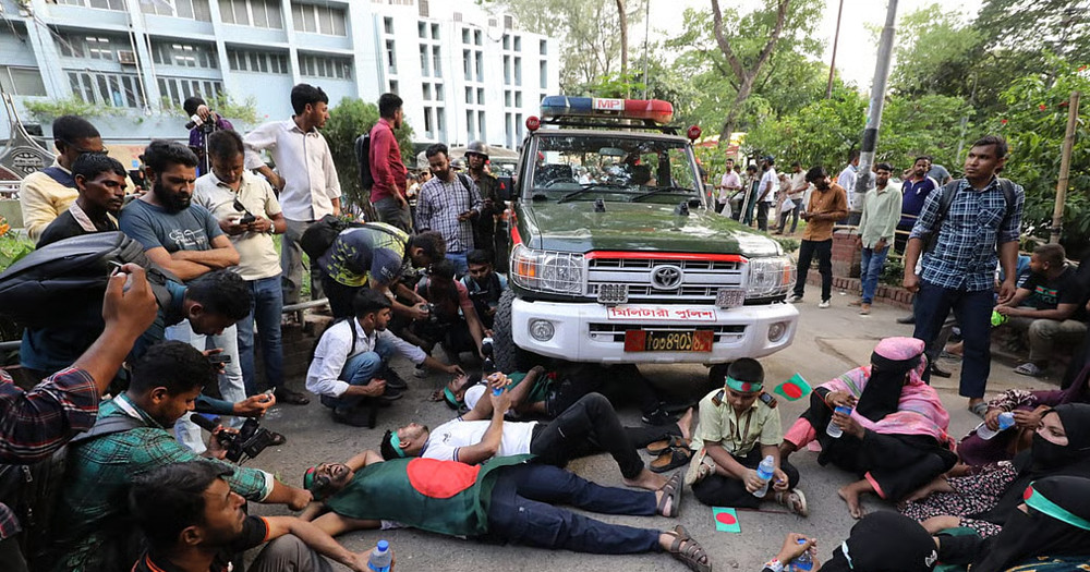 চাকরি ফিরে পেতে প্রেসক্লাবের সামনে চাকরিচ্যুত সেনা সদস্যদের বিক্ষোভ