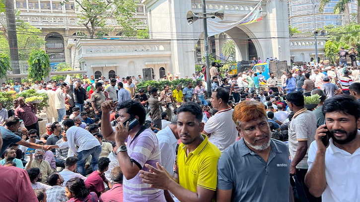 ‘ব্লকেড’ কর্মসূচি শুরু, উত্তাল নগর ভবন এলাকা