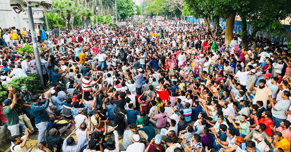 গানে গানে, স্লোগানে উত্তাল নগর ভবন এলাকা