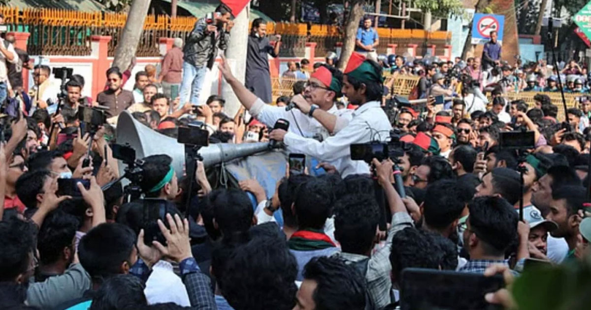 সাদিক কায়েমের নেতৃত্বে স্বরাষ্ট্র উপদেষ্টার কার্যালয় ঘেরাও, পুলিশের বাধা
