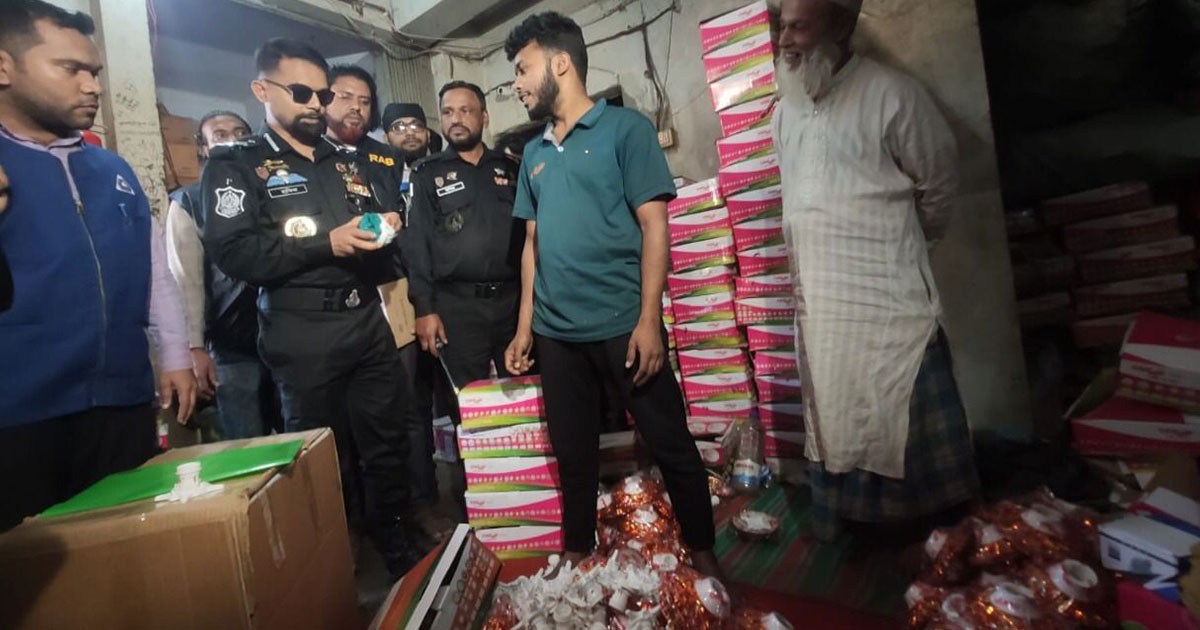 চট্টগ্রামে নকল বৈদ্যুতিক সরঞ্জাম তৈরির কারখানায় র‍্যাবের অভিযান