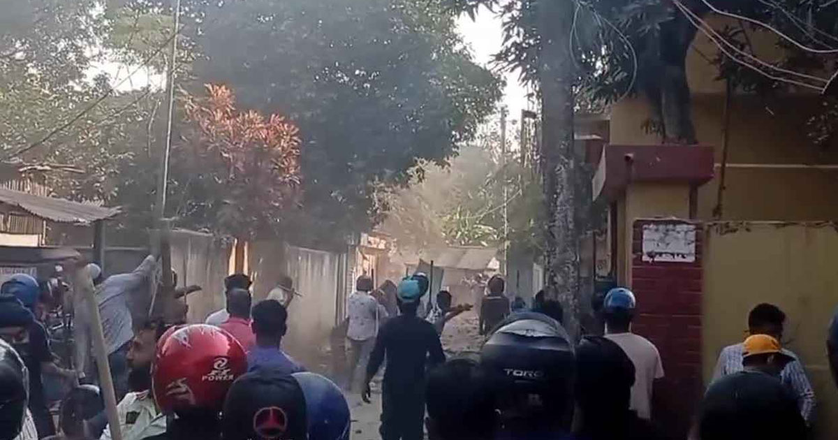 ফলের দোকানে অটোরিকশার ধাক্কা, ২ গ্রামবাসীর সংঘর্ষে আহত ২০