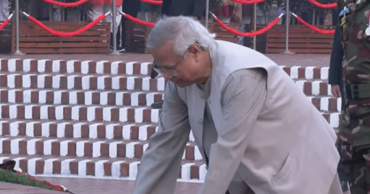 ভোরে জাতীয় স্মৃতিসৌধে প্রধান উপদেষ্টার শ্রদ্ধা নিবেদন