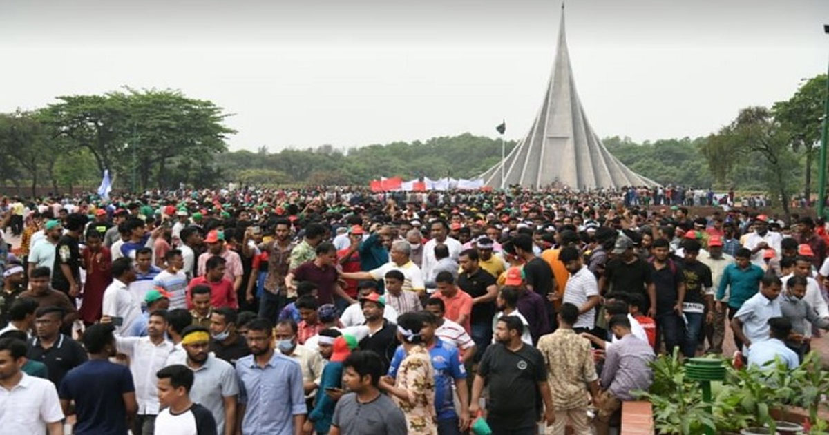 জাতীয় স্মৃতিসৌধে মানুষের ঢল, শহীদদের প্রতি গভীর শ্রদ্ধা
