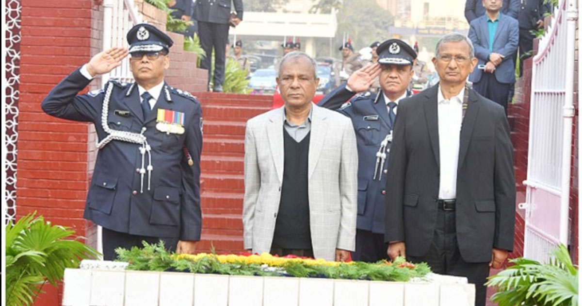 মহান বিজয় দিবসে শহীদ পুলিশদের শ্রদ্ধা জানালেন স্বরাষ্ট্র উপদেষ্টা ও আইজিপি