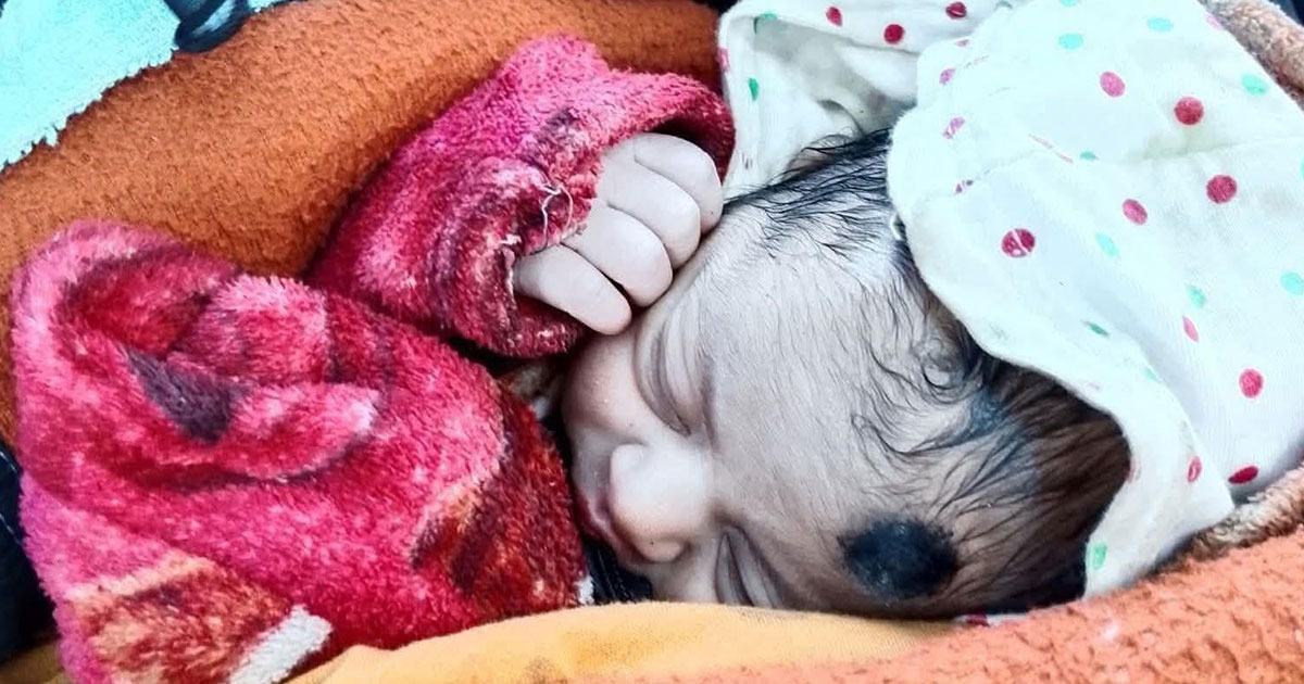জামালপুরের রাস্তার পাশে পাওয়া শিশুর আশ্রয় হলো একটি পরিবারে