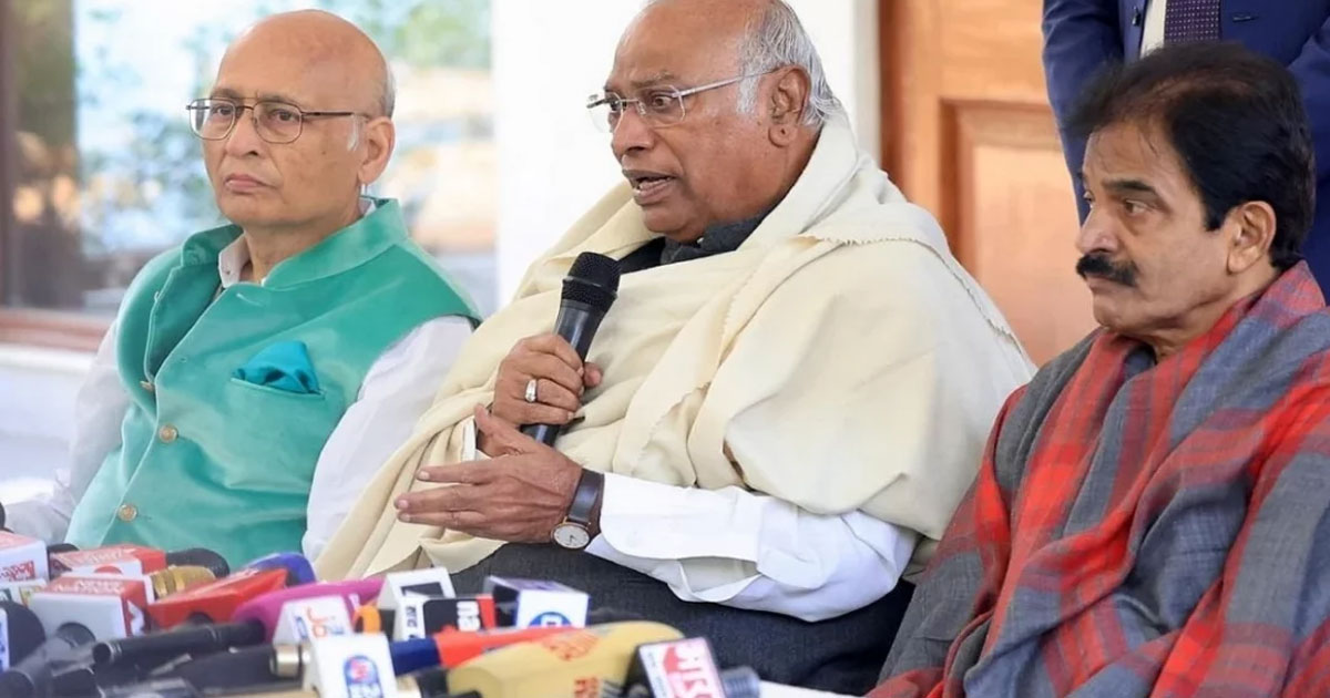 মোদি ও অমিত শাহর পদত্যাগ চাইলেন খাড়গে