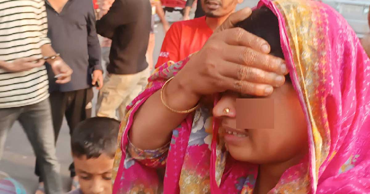 রাজধানীতে ফ্লাইওভার থেকে ৪ ককটেল নিক্ষেপ, নারী আহত