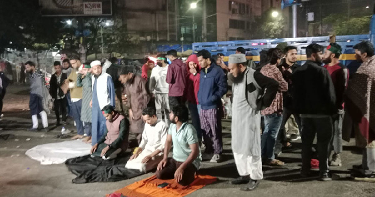 শাহবাগ মোড়ে ছাত্র-জনতার ফজরের নামাজ ও বিক্ষোভ