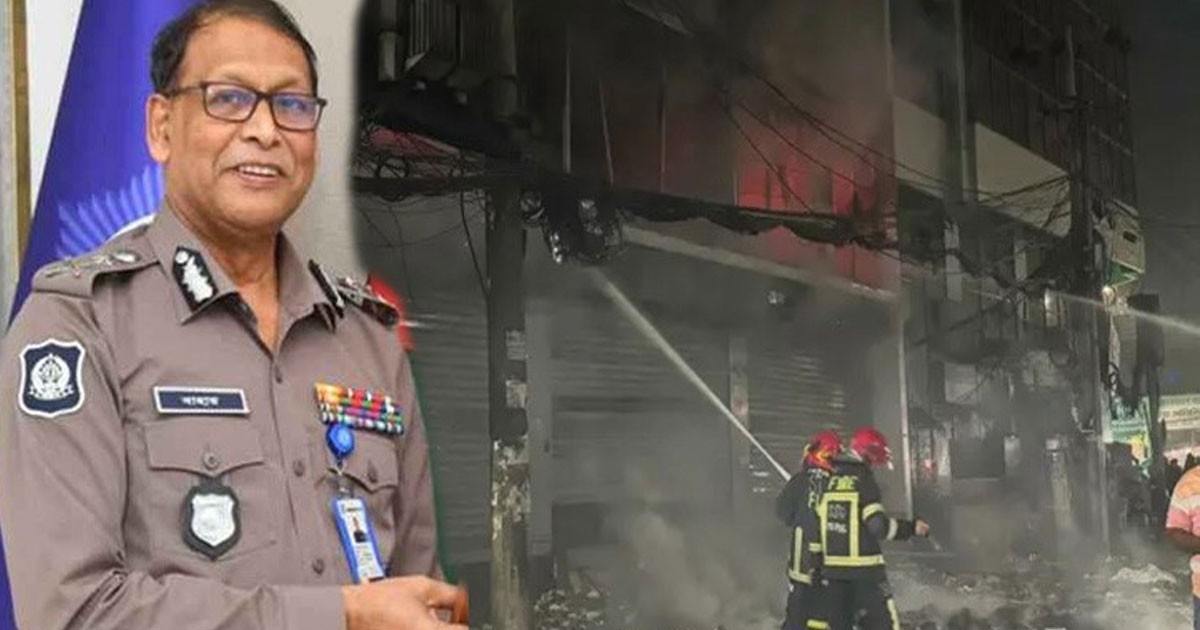 প্রথম আলোর ক্ষতিগ্রস্ত ভবন পরিদর্শন করলেন আইজিপি বাহারুল আলম