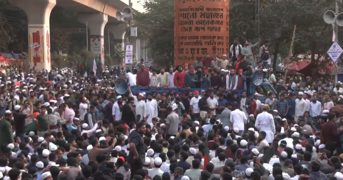 হাদিকে হত্যার প্রতিবাদে শাহবাগে বিক্ষোভ, শিক্ষার্থী-জনতার ঢল