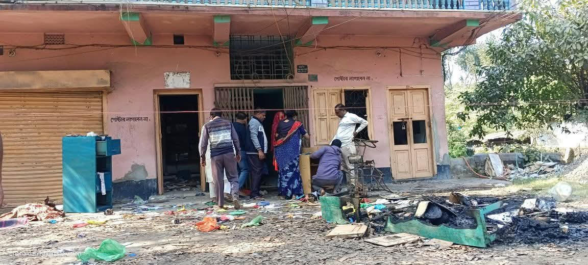 ঝিনাইদহে তিন আ’লীগ নেতার বাড়ি ভাংচুর ও অগ্নিসংযোগ