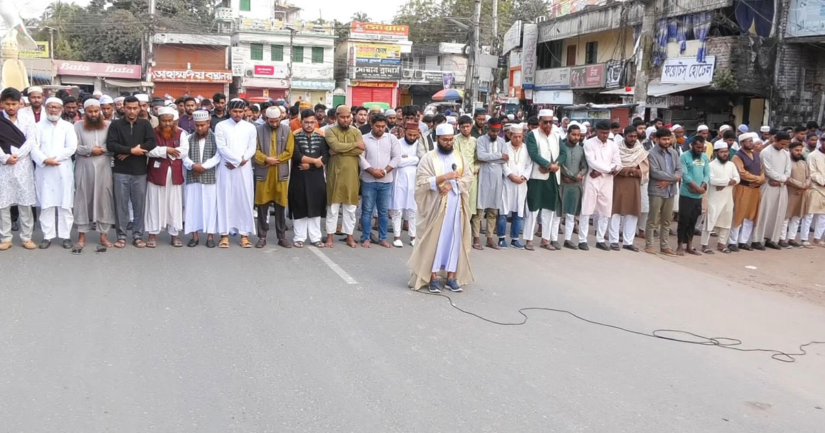 ঝিনাইদহে শরীফ ওসমান হাদীর গায়েবানা জানাজা ভাঙচুর ও অগ্নিসংযোগ