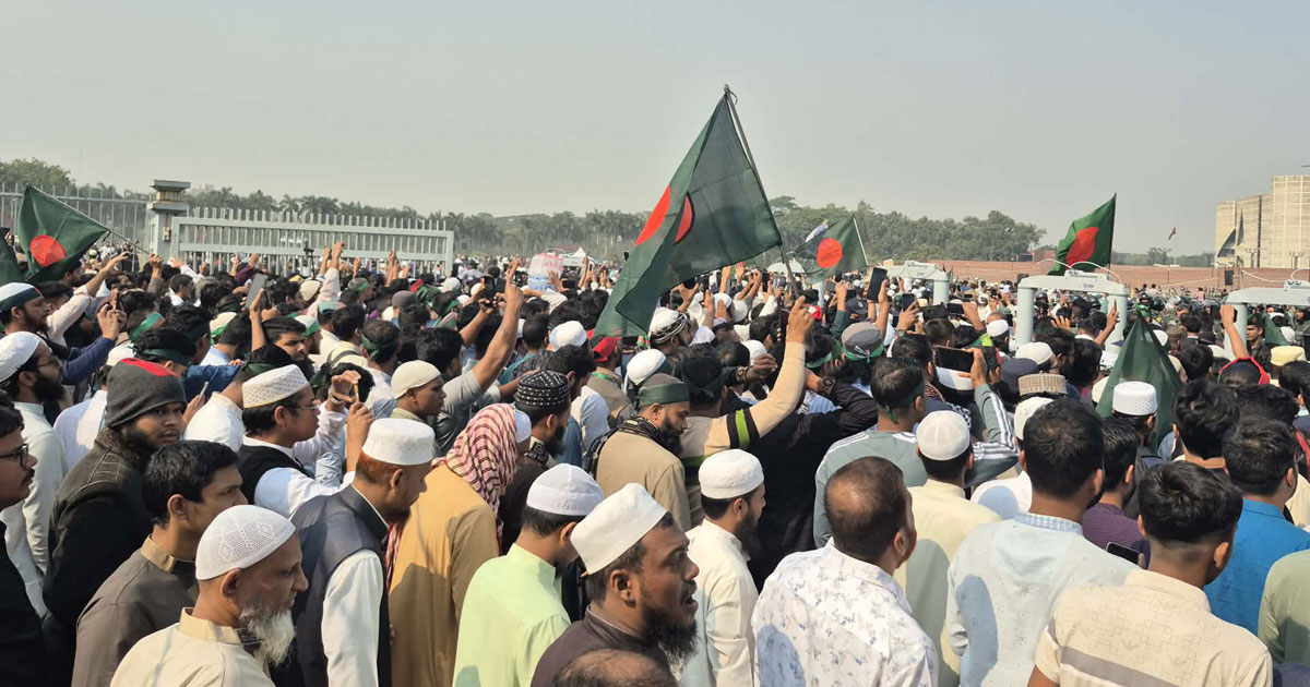 সংসদ ভবনের দক্ষিণ প্লাজায় প্রবেশ করলো হাজার হাজার ছাত্র-জনতা