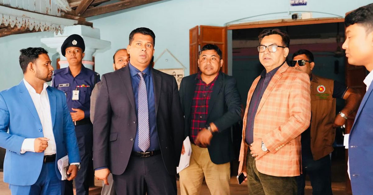 চট্টগ্রাম জেলা প্রশাসকের ভোটকেন্দ্র পরিদর্শন