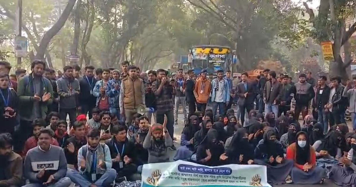 ঝিনাইদহে শিক্ষার্থীদের ৮ দফা দাবিতে মহাসড়ক অবরোধ