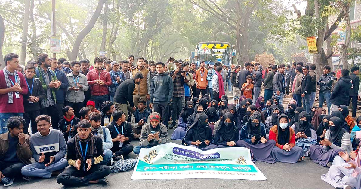 ঝিনাইদহে শিক্ষার্থীদের ৮ দফা দাবিতে মহাসড়ক অবরোধ