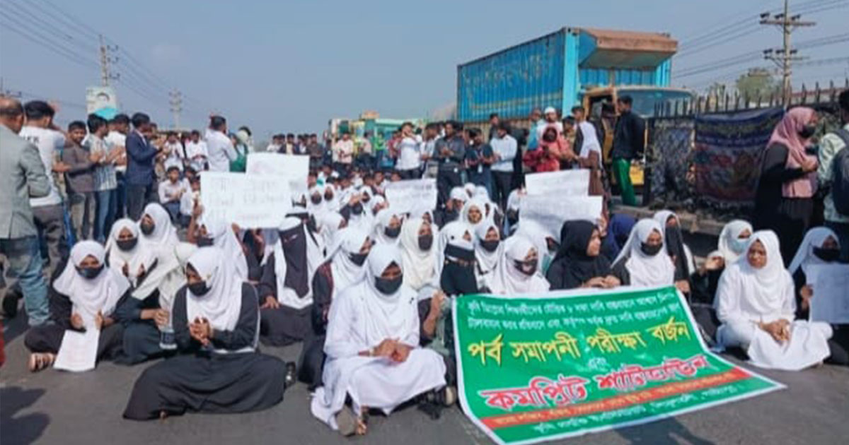 গাজীপুরে ৮ দফা দাবিতে ঢাকা-ময়মনসিংহ মহাসড়ক অবরোধ
