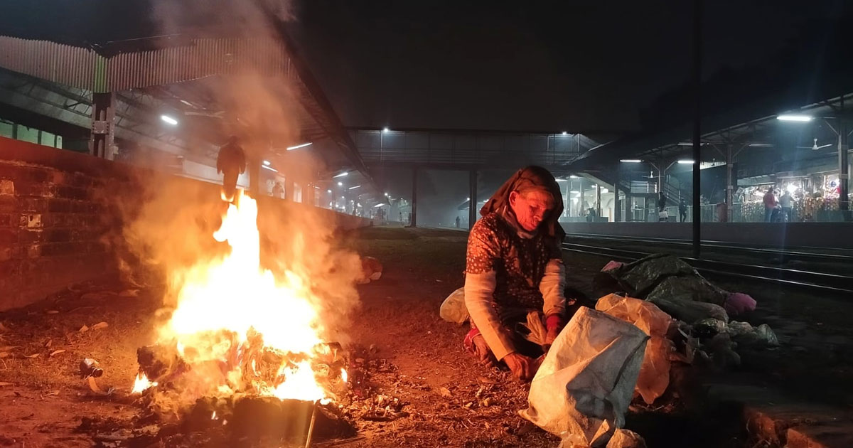 শীতবস্ত্রের অভাবে শীতের সঙ্গে যুদ্ধ ছিন্নমূল মানুষের