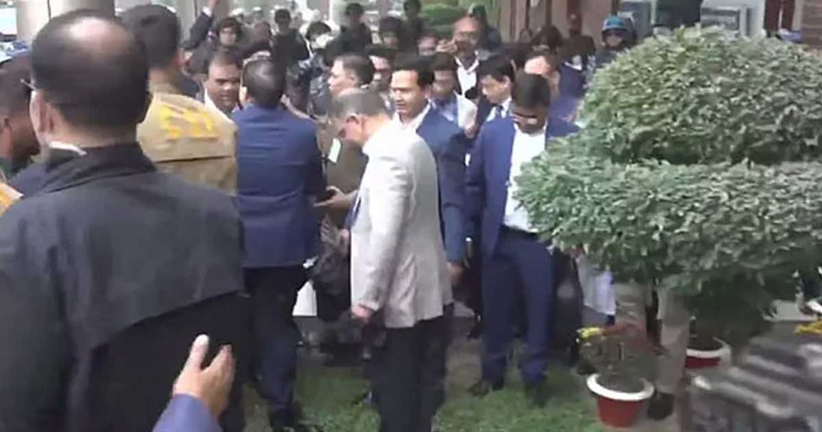 জুতা খুলে দেশের মাটি স্পর্শ করলেন তারেক রহমান