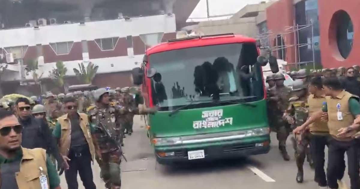 লাল–সবুজ বাসে সমাবেশস্থলের পথে তারেক রহমান