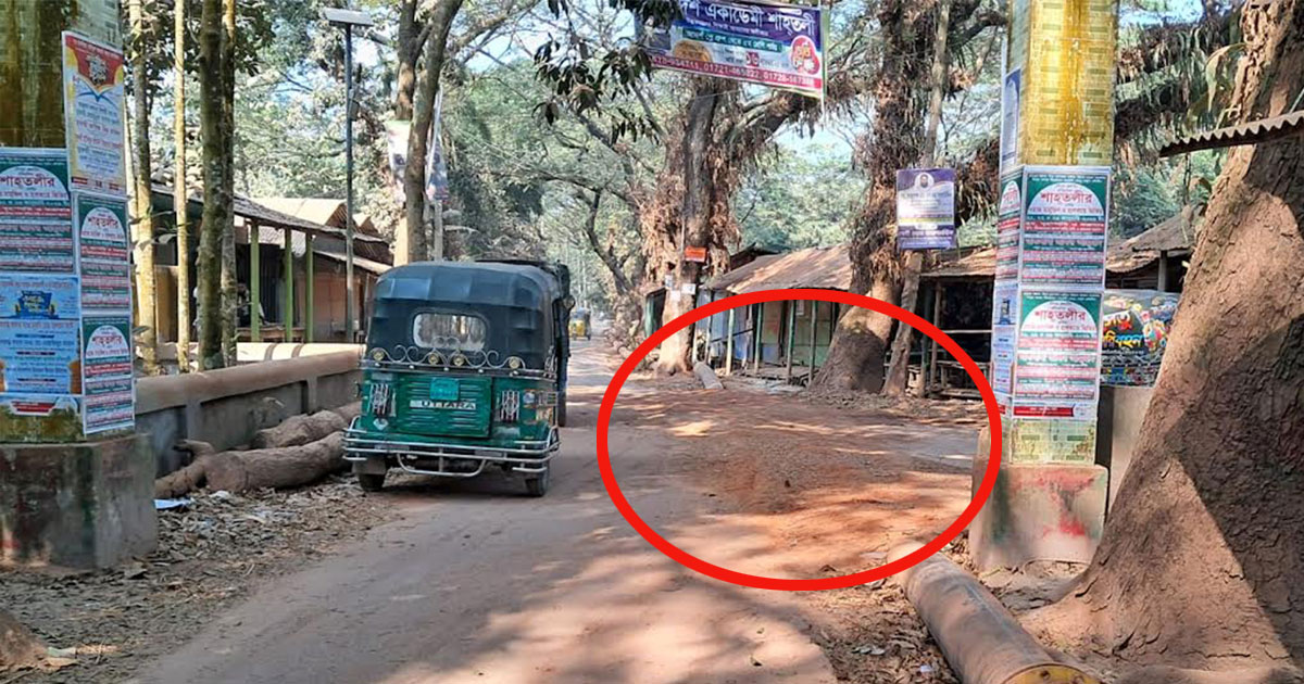 গ্রামীন পাকা সড়ক কেটে ড্রেজার পাইপ, জানে না প্রশাসন