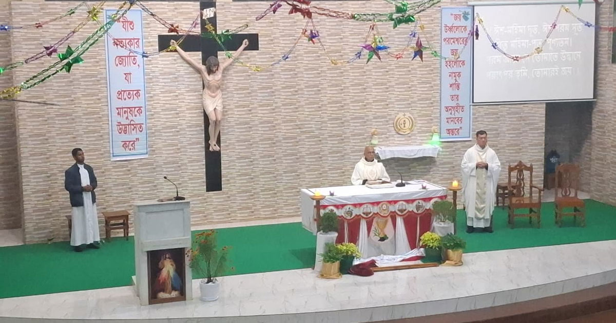 নেত্রকোণায় প্রার্থনার মধ্য দিয়ে বড় দিনের আনুষ্ঠানিকতা শুরু