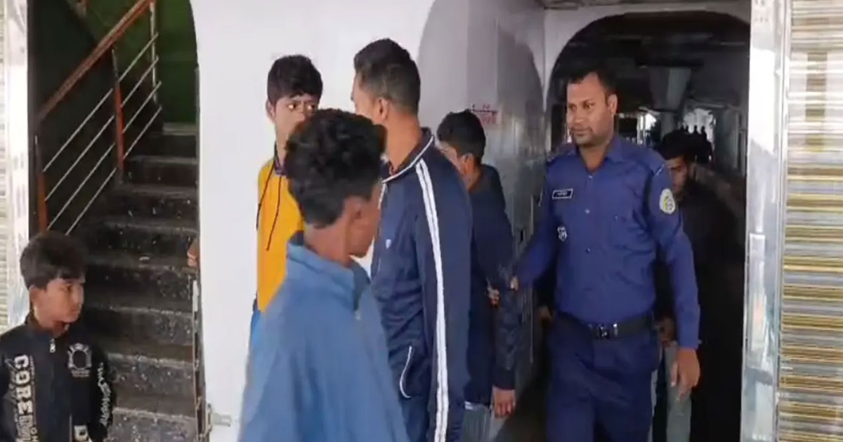 চাঁদপুরে দুই লঞ্চের মুখোমুখি সংঘর্ষ, আটক ৪