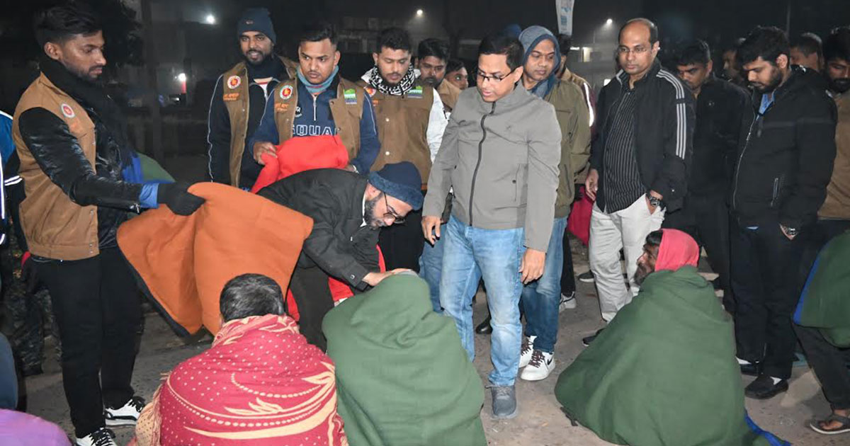 মধ্যরাতে সুবিধাবঞ্চিতদের মাঝে ডিসির কম্বল বিতরণ
