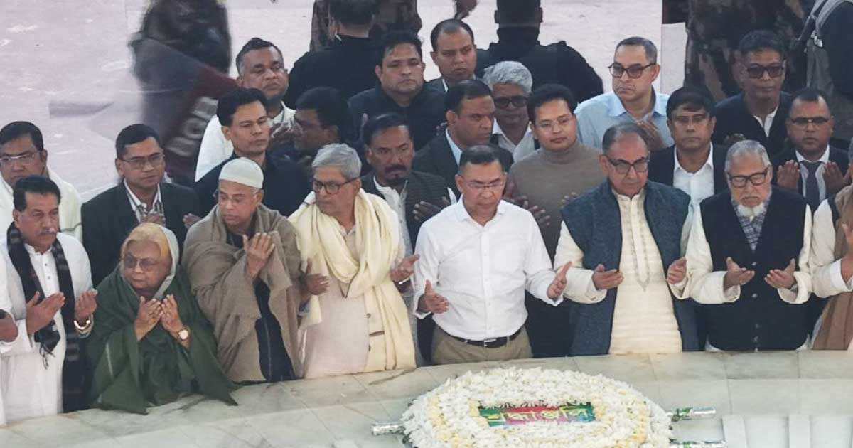 বাবার কবর জিয়ারত করলেন তারেক রহমান