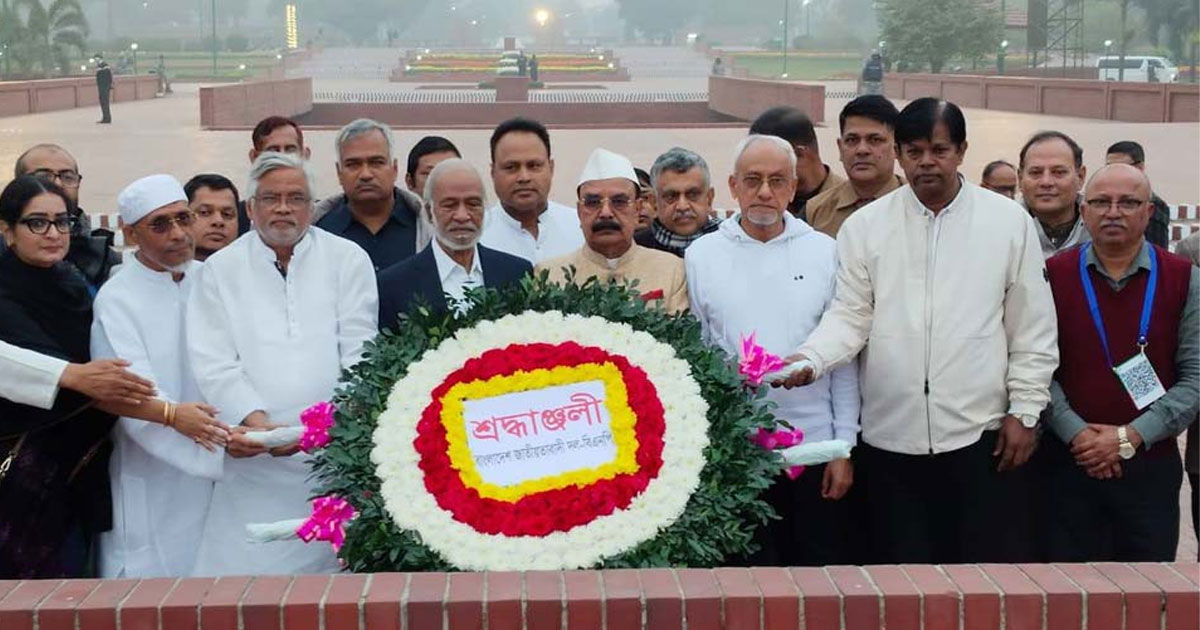 তারেক রহমানের পক্ষে বিএনপির স্মৃতিসৌধে শ্রদ্ধা নিবেদন