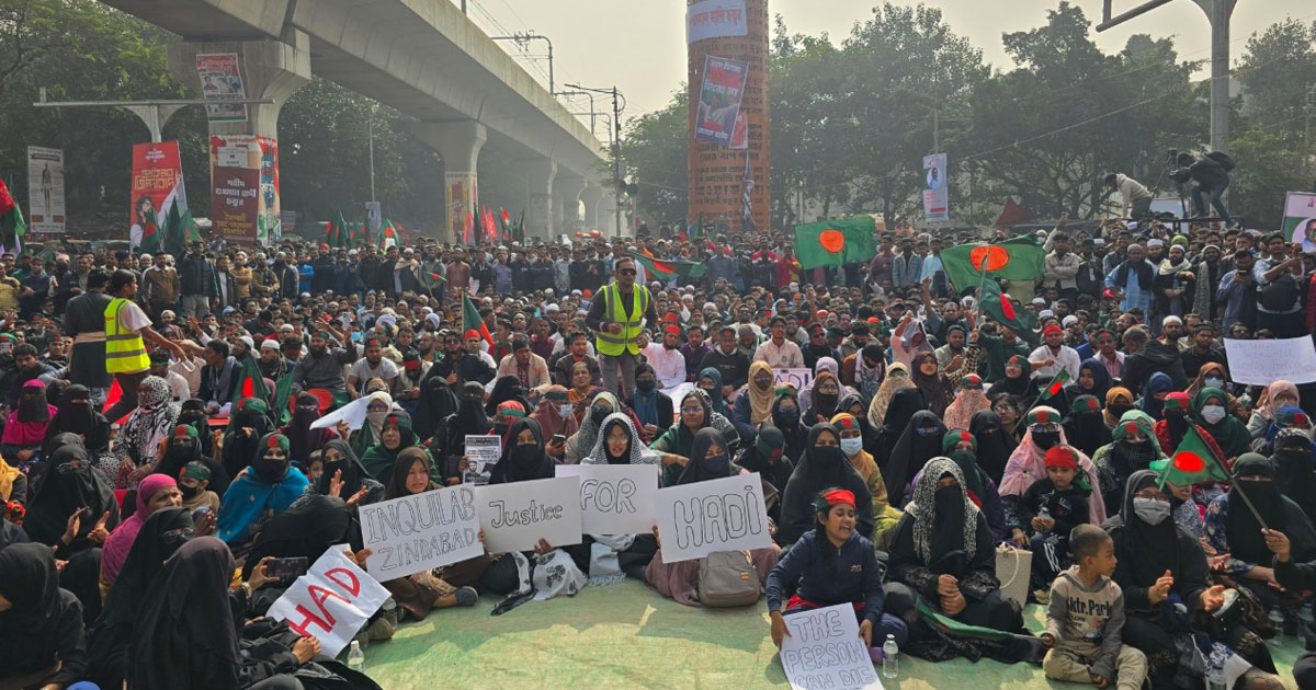শাহবাগ মোড়ে পুনরায় অবস্থান নিল ইনকিলাব মঞ্চ