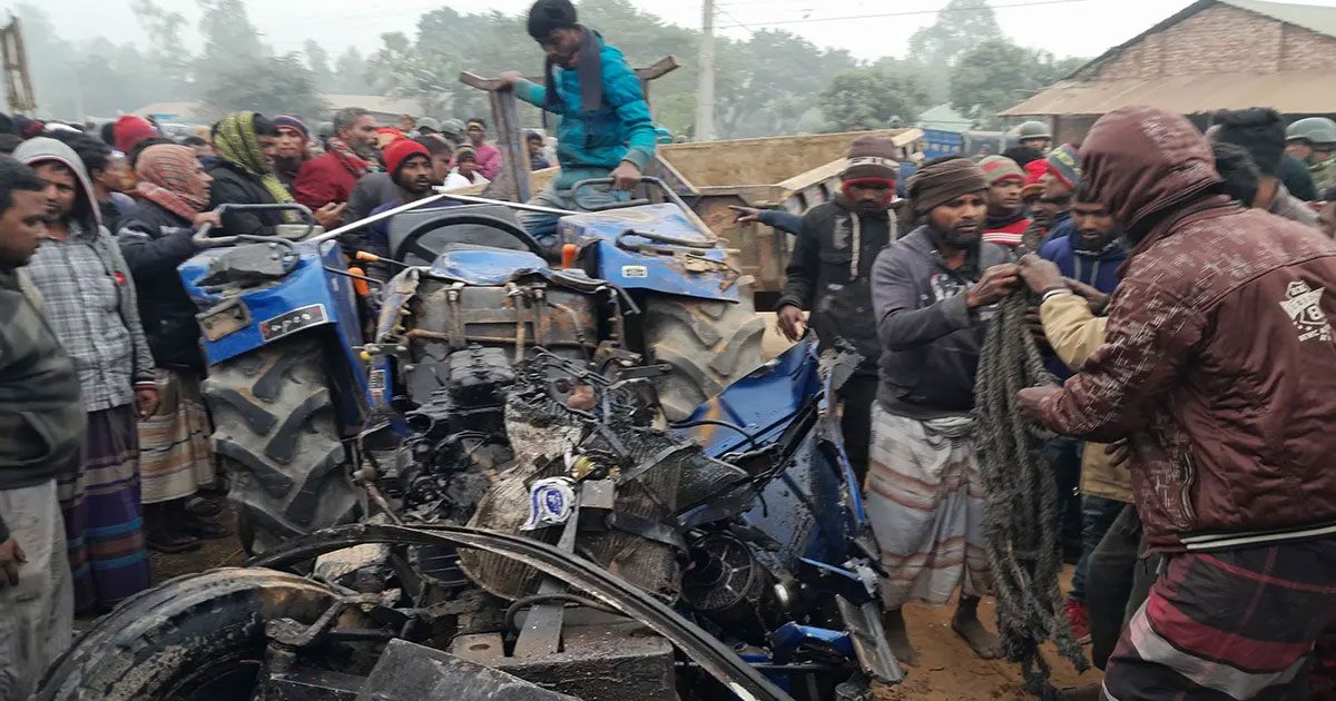 বাস-ট্রাক্টরের সংঘর্ষে প্রাণ গেল দুজনের