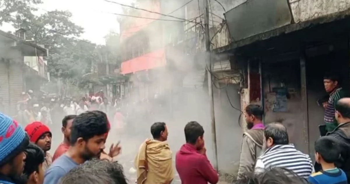 চাঁদপুরে আগুনে কিশোরের মৃত্যু, পুড়েছে ৫ ব্যবসা প্রতিষ্ঠান